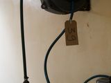 un tuyau fixé au mur d'un garage