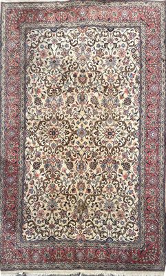 un tapis oriental avec un motif floral sur fond blanc