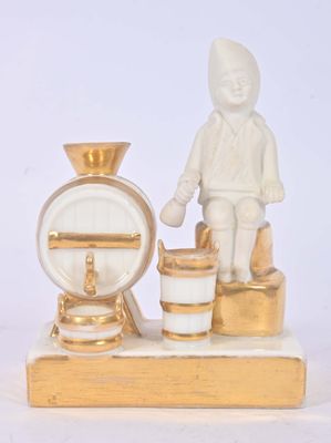 une figurine représentant un garçon debout sur une balance