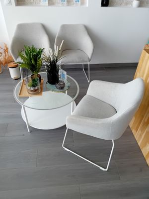 deux chaises et une table basse dans une pièce