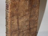 un vieux livre posé sur une table