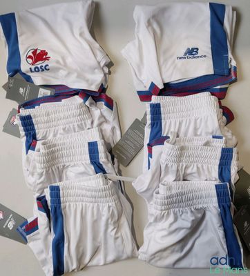 deux paires de shorts de tennis blancs et bleus posés sur une table