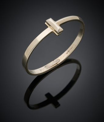 une bague en or surmontée d'une croix