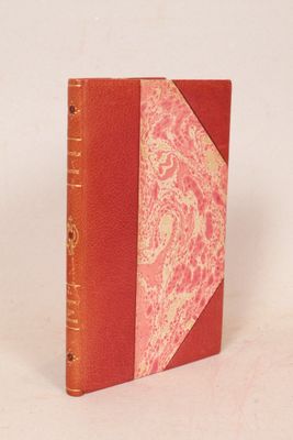 un vieux livre avec une couverture rouge et une couverture rose