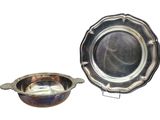 une assiette et un bol en argent sur fond blanc
