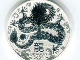 un gros plan d'une pièce d'argent sur laquelle figure un dragon