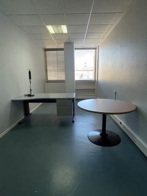 une pièce dans laquelle se trouvent une table et un banc