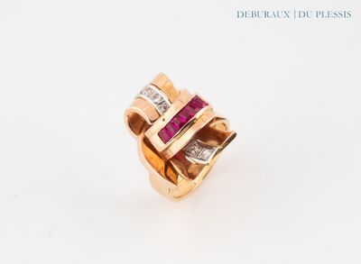 une photo d'une bague sertie d'un diamant et d'un rubis sur un fond blanc