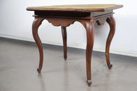 Table de jeu octogonale en chêne, la ceinture chantournée à … (photo 3)