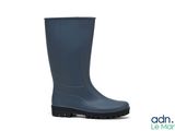 un gros plan d'une paire de bottes de pluie sur fond blanc