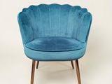 une chaise bleue avec des pieds en bois et une assise en forme de coquille Saint-Jacques