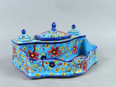 une image représentant une petite boîte bleue ornée de fleurs