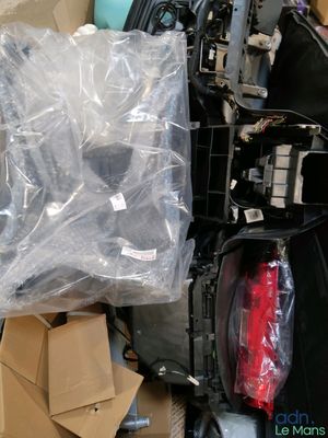 une pile de bagages posée sur une pile de cartons