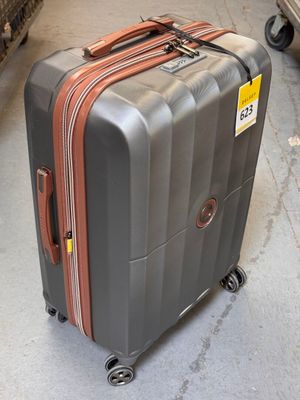 un bagage posé sur le sol