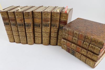 plusieurs vieux livres empilés sur une surface blanche