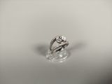 gros plan d'une bague en diamant sur une surface claire
