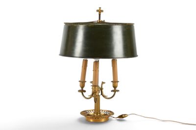 une lampe surmontée d'un abat-jour noir