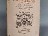un vieux livre avec un dessin en noir et blanc