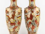 paire de vases japonais ornés de motifs floraux sur fond blanc