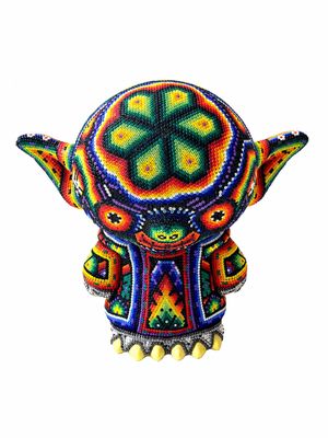 une image représentant une petite peluche avec un motif coloré sur le dos