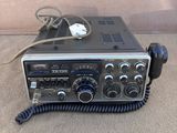 une radio posée sur une table