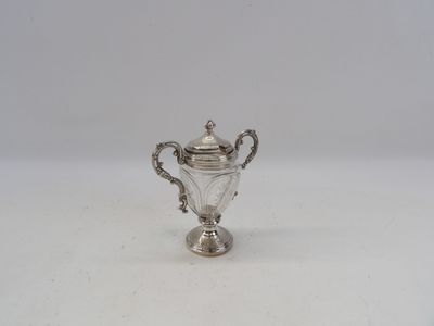 une coupe ancienne en métal argenté, munie d'une anse et d'un couvercle