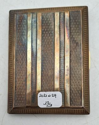 une photo d'un étui à cigarettes en métal sur lequel figure une étiquette