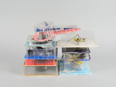 un petit avion miniature posé au sommet d'une pile de livres