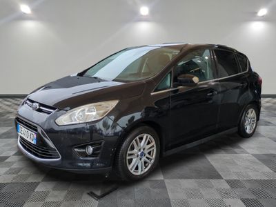 une Ford C-Max noire garée sur un sol à damier