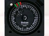 une horloge noire munie d'un indicateur rouge et vert