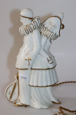 une figurine représentant un homme et une femme tenant chacun une raquette de tennis