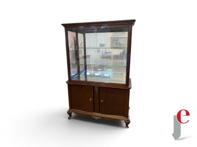 une photo d'une vitrine munie d'une porte en verre