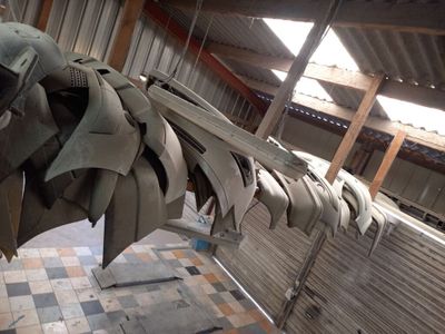 une photo d'une sculpture représentant un poisson à l'intérieur d'un bâtiment
