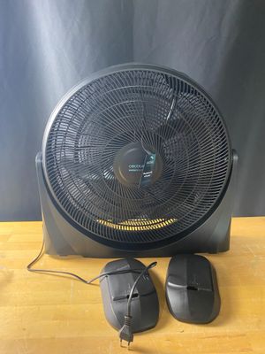 un ventilateur noir posé sur une table en bois, à côté de deux souris
