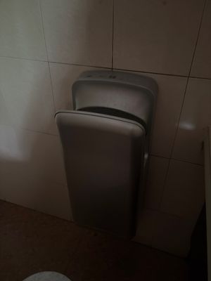 des toilettes et une poubelle dans une petite salle de bains