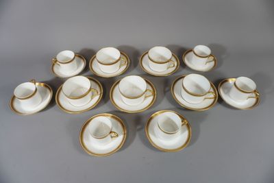 Partie de service à café en porcelaine blanc et or.