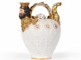 un vase blanc décoré d'or