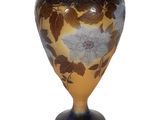 vase jaune et bleu orné de fleurs sur fond blanc