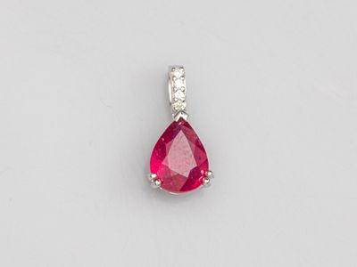 un pendentif en rubis et diamants, taillé en forme de poire