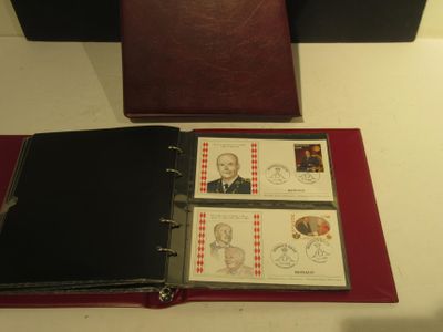 un dossier rouge orné de timbres, posé sur une table