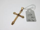 une croix en or à laquelle est attachée une étiquette indiquant le prix