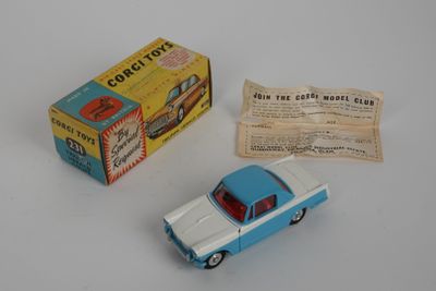 une petite voiture posée à côté d'un paquet de cigarettes