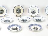 un grand nombre d'assiettes posées sur une table