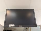 un téléviseur à écran plat fixé au mur d'une pièce