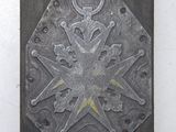 une image représentant une plaque métallique ornée d'un motif en forme d'étoile