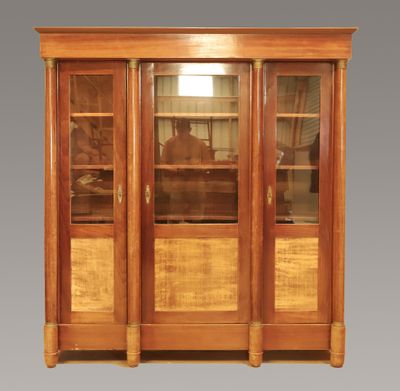 une vitrine en bois avec des portes vitrées et des tiroirs
