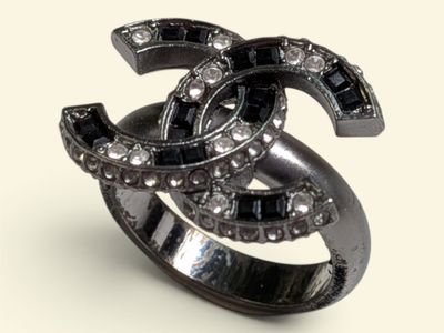 une bague noire sertie de pierres noires et blanches