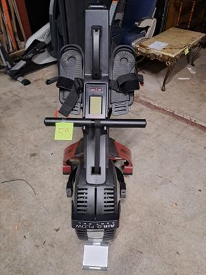 une moto qui est garée dans un garage