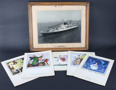 une photo d'une photo représentant un bateau, dans un cadre en bois