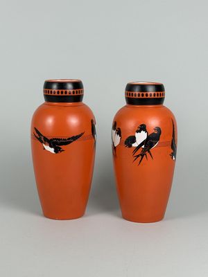 deux vases sur lesquels sont peints des oiseaux